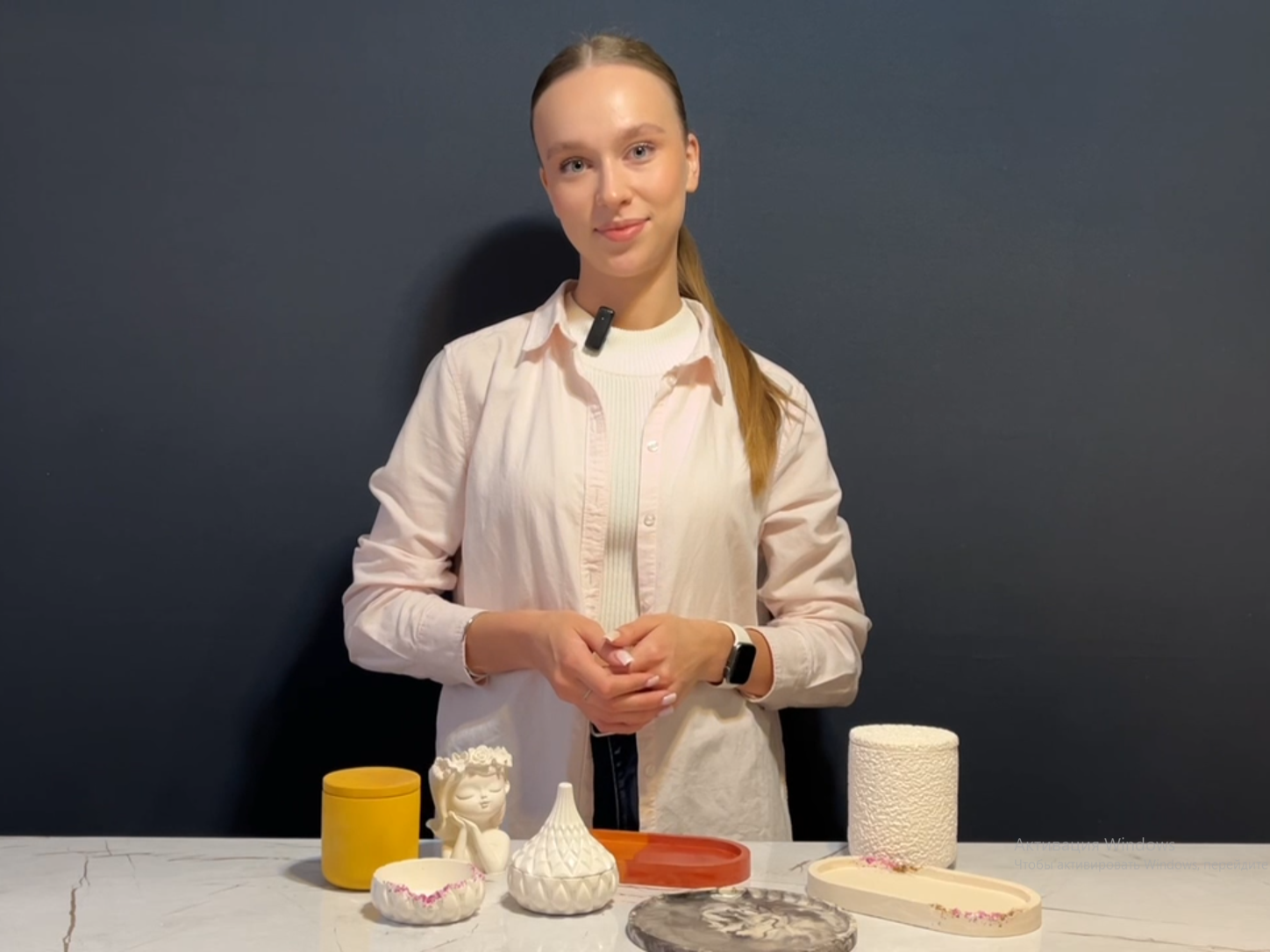 Ведущая курса с готовыми гипсовыми изделиями